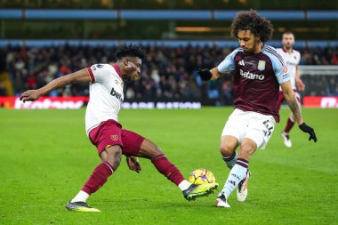 West Ham United takımından Muhammed Kudus, Premier Lig maçı Aston Villa-West Ham United maçında Boubacar Kamara 'yı geride bıraktı.