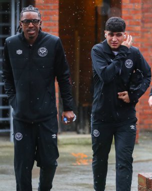 Brentford 'dan Kevin Schade ve Yunus Konak, Premier League maçı öncesinde Selhurst Park' a vardılar. Crystal Palace, Brentford 'a karşı Selhurst Park, Londra, Birleşik Krallık, 26 Ocak 2025