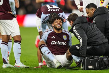 Aston Villa 'dan Tyrone Mings, Premier League maçında diz çöküp tedavi görüyor. Aston Villa, West Ham United' a karşı Villa Park, Birmingham, Birleşik Krallık, 26 Ocak 2025.