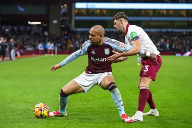 Aston Villa 'dan Donyell Malen, West Ham United' tan Aaron Cresswell 'i Premier Lig maçında Aston Villa, West Ham United' a karşı Villa Park, Birmingham, Birleşik Krallık 'ta 26 Ocak 2025' te durdurdu.