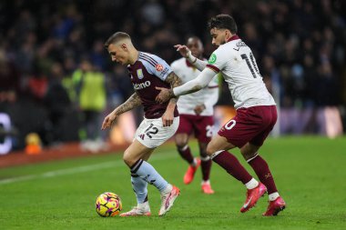 Aston Villa 'dan Lucas Digne, 26 Ocak 2025' te Birmingham, İngiltere 'deki Villa Park' ta oynanan Premier League karşılaşmasında West Ham United 'dan Lucas Paquet' i durdurdu.
