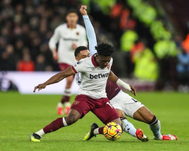 Aston Villa 'dan Jacob Ramsey, Premier Lig karşılaşmasında West Ham United' tan Muhammed Kudus tarafından Villa Park, Birmingham, Birleşik Krallık 'ta Aston Villa-West Ham United maçında yenildi.