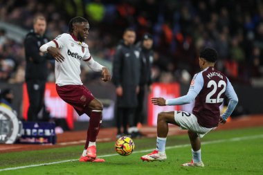 West Ham United 'dan Aaron Wan-Bissaka ve Aston Villa' dan Ian Maatsen Premier Lig karşılaşmasında Batı Ham United 'a karşı Villa Park, Birmingham, Birleşik Krallık' ta 26 Ocak 2025 'te oynadılar.