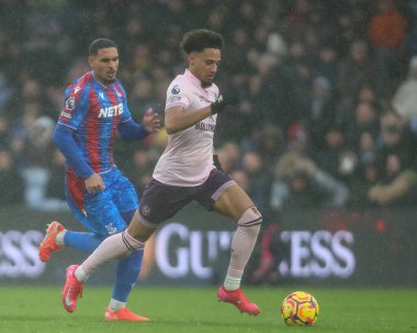 Brentford 'dan Kevin Schade 26 Ocak 2025' te İngiltere 'nin Selhurst Park kentinde oynanan Crystal Palace-Brentford maçında topa vuruyor.