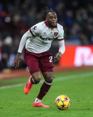 West Ham United takımından Aaron Wan-Bissaka, Premier Lig maçında, 26 Ocak 2025 'te Birmingham, Birmingham' daki Villa Park 'ta Aston Villa-West Ham United maçında topa vuruyor.