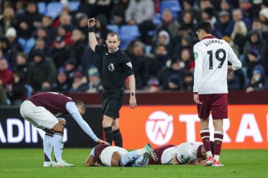 Aston Villa 'dan Ollie Watkins ve West Ham United takımından Max Kilman, 26 Ocak 2025' te Birmingham, Villa Park 'ta oynanan Premier League maçında karşılaştıkları kafa çatışması sonucu yere yığıldılar.