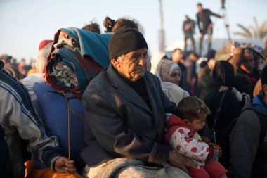 Gazze Şeridi 'ndeki savaş nedeniyle 15 aydan uzun bir süre boyunca zorla yerlerinden edilen on binlerce yerlerinden edilmiş insan, bu sabah Gazze Şeridi' nin güneyinden kuzeye doğru evlerine dönmeye başladı. 