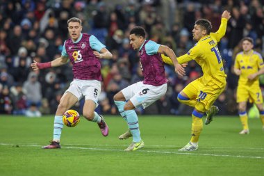 Burnley 'den Maxime Estve Leeds United' dan Jol Piroe 'yu durdurdu. Burnley' den James Trafford, Burnley 'e karşı Leeds United maçında topu almak için 27 Ocak 2025' te Turf Moor, Burnley, Birleşik Krallık 'ta çıktı.
