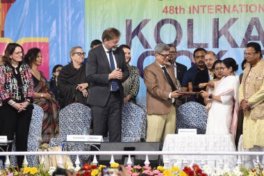 Batı Bengal Baş Bakanı Mamata Banerjee, 28 Ocak 2025 'te Kolkata' da düzenlenen 48. Uluslararası Kolkata Kitap Fuarı 'nın açılışında Hintli yazar Abul Basar' ı tebrik etti.