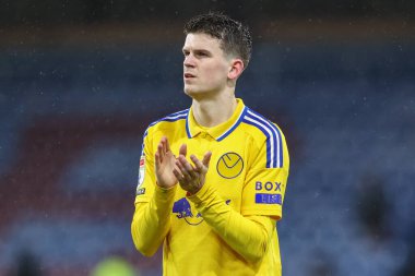 Leeds United takımından Sam Byram 27 Ocak 2025 'te Burnley - Leeds United maçında Sky Bet Şampiyonası' ndan sonra taraftarları alkışlıyor.