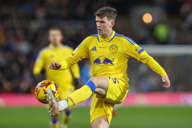 Leeds United takımından Sam Byram 27 Ocak 2025 'te Burnley - Leeds United maçında topu temizliyor.