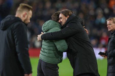 Burnley 'nin Scott Parker menajeri ve Leeds United' ın Daniel Farke 27 Ocak 2025 'te Burnley-Leeds United maçında maç öncesi el sıkışıyorlar.