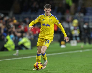 Leeds United takımından Sam Byram 27 Ocak 2025 'te Burnley-Leeds United maçında Turf Moor, Burnley, İngiltere' de karşılaştı.