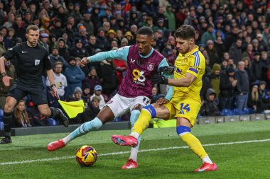 Burnley 'den Jaidon Anthony ve Leeds United' tan Malikane Solomon 27 Ocak 2025 'te Burnley, Burnley, İngiltere' de Leeds United 'a karşı oynadıkları Gökyüzü İddia Şampiyonası maçında top için savaştılar.