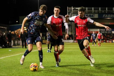 Blackpool 'dan Tom Bloxhan, 28 Ocak 2025' te Lincoln City 'nin Gelder Group Sincil Bank Stadyumu' nda Lincoln City 'nin Blackpool' a karşı oynadığı maçta Dominic Jefferies ve Lincoln City 'den Sean Roughan' dan baskı görüyor.