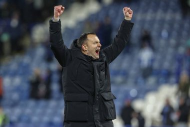 Birmingham City 'nin Chris Davies teknik direktörü, 28 Ocak 2025' te İngiltere 'nin Huddersfield şehrindeki John Smith Stadyumu' nda oynanan Huddersfield Town - Birmingham City maçında seyircilerle birlikte galibiyeti kutluyor.