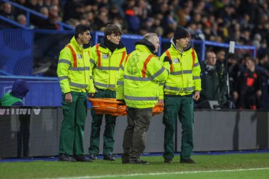 Tıbbi personel, Tom Lees Huddersfield Town 28 Ocak 2025 'te John Smith Stadyumu' nda Huddersfield Town ile Birmingham City arasındaki Sky Bet 1 karşılaşmasında sedyeyle beklerken tedavi görüyor.