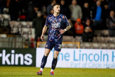 Blackpool 'dan Oliver Casey, 28 Ocak 2025' te İngiltere 'deki Gelder Group Sincil Bank Stadyumu' nda oynanan 1.