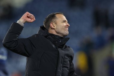 Birmingham City 'nin Chris Davies teknik direktörü, 28 Ocak 2025' te İngiltere 'nin Huddersfield şehrindeki John Smith Stadyumu' nda oynanan Huddersfield Town - Birmingham City maçında seyircilerle birlikte galibiyeti kutluyor.