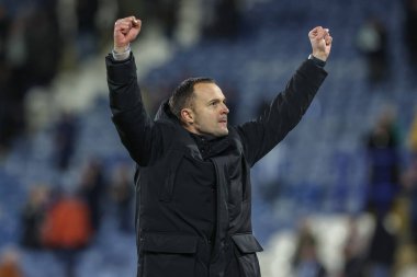 Birmingham City 'nin Chris Davies teknik direktörü, 28 Ocak 2025' te İngiltere 'nin Huddersfield şehrindeki John Smith Stadyumu' nda oynanan Huddersfield Town - Birmingham City maçında seyircilerle birlikte galibiyeti kutluyor.