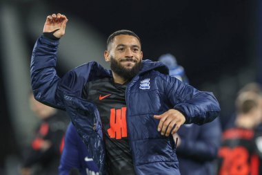 Birmingham City 'den Keshi Anderson, 28 Ocak 2025' te İngiltere 'nin Huddersfield şehrindeki John Smith Stadyumu' nda oynanan 1. Huddersfield Town-Birmingham maçı sırasında seyircilerle birlikte zaferi kutluyor.