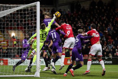 Stevenage takımından Murphy Cooper, 28 Ocak 2025 'te İngiltere' nin SToK Cae Ras, Wrexham kentinde oynanan Wrexham-Stevenage maçında topu yumrukluyor.