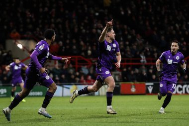 Stevenage 'den Jake Young, 28 Ocak 2025' te İngiltere 'nin Wrexham-Stevenage takımında oynanan Sky Bet Ligi 1 maçında 1-3' lük galibiyetini kutluyor.