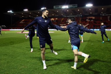 Blackpool 'dan Elkan Baggott ve Blackpool' dan Rob Apter, 28 Ocak 2025 'te Gelder Group Sincil Bank Stadyumu' nda oynanan 1.