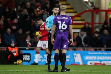 Hakem Thomas Kirk, 28 Ocak 2025 'te Wrexham-Stevenage SToK Cae Ras, Wrexham, Birleşik Krallık' ta oynanan Sky Bet 1 maçında kafasına aldığı darbe sonrasında Stevenage takımından Lewis Freestone 'u kontrol ediyor.