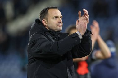 Birmingham City 'nin Chris Davies teknik direktörü 28 Ocak 2025' te İngiltere 'nin Huddersfield şehrindeki John Smith Stadyumu' nda oynanan 1. Huddersfield Town-Birmingham maçı sırasında taraftarları alkışlıyor.
