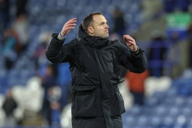 Birmingham City 'nin Chris Davies teknik direktörü, 28 Ocak 2025' te İngiltere 'nin Huddersfield şehrindeki John Smith Stadyumu' nda oynanan Huddersfield Town - Birmingham City maçında seyircilerle birlikte galibiyeti kutluyor.