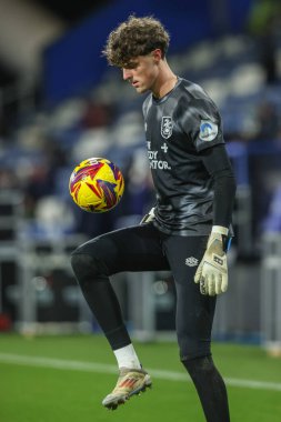 Huddersfield Town 'dan Francis Hurl maç öncesi ısınma maçında Huddersfield Town - Birmingham City maçı sırasında John Smith Stadyumu, Huddersfield, Birleşik Krallık, 28 Ocak 2025