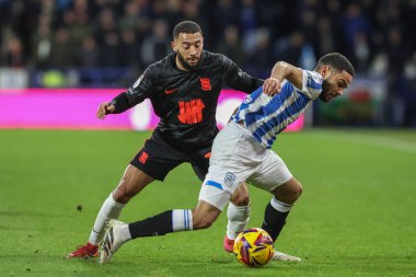 Birmingham City 'den Brodie Spencer Huddersfield Town ve Keshi Anderson 28 Ocak 2025' te John Smith Stadyumu 'nda Huddersfield Town ile Birmingham City arasındaki Sky Bet 1 maçı sırasında top için mücadele ettiler.