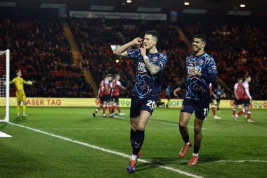 Blackpool 'dan Oliver Casey, 28 Ocak 2025 tarihinde İngiltere' nin Lincoln kentinde oynanan Gelder Group Sincil Bank Stadyumu 'nda oynanan 1.