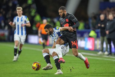 Birmingham City 'den Brodie Spencer Huddersfield Town ve Keshi Anderson 28 Ocak 2025' te John Smith Stadyumu 'nda Huddersfield Town ile Birmingham City arasındaki Sky Bet 1 maçı sırasında top için mücadele ettiler.