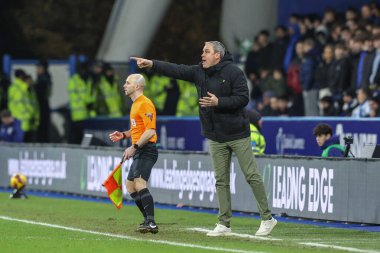 Huddersfield Town teknik direktörü takımına 28 Ocak 2025 'te John Smith Stadyumu' nda Huddersfield Town ve Birmingham City arasındaki Sky Bet 1 maçında talimat verir.