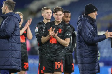 Birmingham City 'den Taylor Gardner-Hickman 28 Ocak 2025' te İngiltere 'nin Huddersfield Stadyumu' nda oynanan Huddersfield Town-Birmingham City maçında taraftarları alkışlıyor.