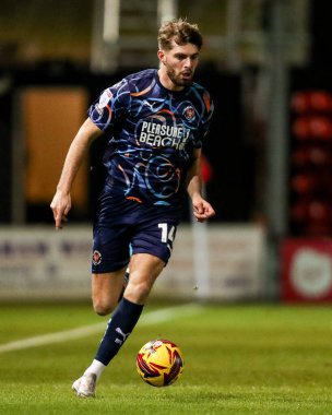 Blackpool takımından Tom Bloxhan, 28 Ocak 2025 'te İngiltere' deki Gelder Group Sincil Bank Stadyumu 'nda oynanan 1.