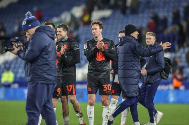 Birmingham City 'den Kieran Dowell, 28 Ocak 2025' te İngiltere 'nin Huddersfield kentinde oynanan Sky Bet League 1 maçı sonrasında taraftarları alkışlıyor.