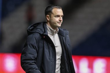 Birmingham City 'nin Chris Davies teknik direktörü 28 Ocak 2025' te İngiltere 'nin Huddersfield kentindeki John Smith Stadyumu' nda oynanan Huddersfield Town - Birmingham City maçı sırasında geldi.
