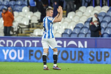 Jonathan Hogg Huddersfield Town 28 Ocak 2025 'te İngiltere' nin Huddersfield Stadyumu 'nda Huddersfield Town ile Birmingham City arasındaki maçın ardından taraftarları alkışlıyor.
