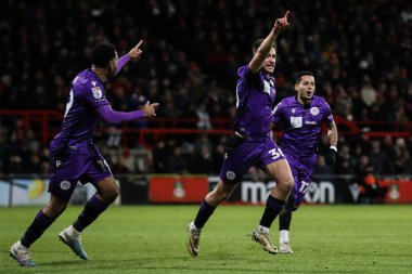 Stevenage 'den Jake Young, 28 Ocak 2025' te İngiltere 'nin Wrexham-Stevenage takımında oynanan Sky Bet Ligi 1 maçında 1-3' lük galibiyetini kutluyor.