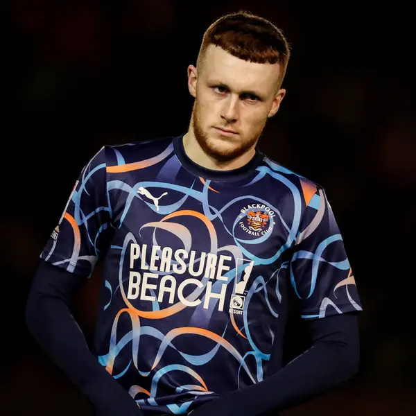 Blackpool 'dan Sonny Carey, 28 Ocak 2025' te İngiltere 'deki Gelder Group Sincil Bank Stadyumu' nda oynanan 1.