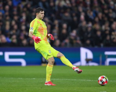 Aston Villa 'dan Emiliano Martnez, UEFA Şampiyonlar Ligi Maçı' nda topu 8 Aston Villa 'nın Celtic' e karşı oynadığı Villa Park, Birmingham, İngiltere 'de 29 Ocak 2025' te geçiyor.