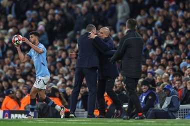 Manchester City teknik direktörü Pep Guardiola, UEFA Şampiyonlar Ligi Maçı 'nın 8' inci gününde Manchester City - Brugge Stadyumu, Manchester, Birleşik Krallık 'ta 29 Ocak 2025' te oynanan karşılaşmada Club Brugge 'ün teknik direktörü Nicky Hayen' e sarıldı.