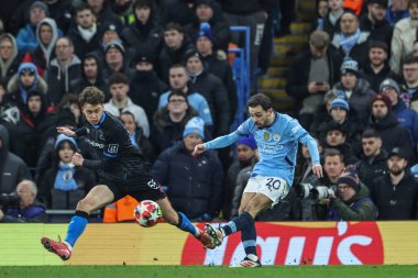 Manchester City 'den Bernardo Silva, 28 Ocak 2025 tarihinde Etihad Stadyumu' nda oynanan 8 Manchester City vs Club Brugge maçında topu karşıdan karşıya geçirdi.