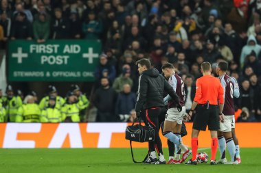 Aston Villa 'dan Matty Cash, UEFA Şampiyonlar Ligi Maçı' nda sakatlanarak sahadan ayrıldı. 8 Aston Villa 'nın Celtic' e karşı oynadığı Villa Park, Birmingham, Birleşik Krallık, 29 Ocak 2025 'te oynanan karşılaşma sırasında.