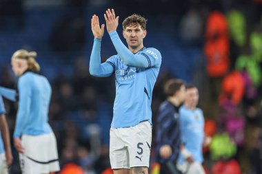 Manchester City 'den John Stones, 28 Ocak 2025 tarihinde Etihad Stadyumu' nda oynanan 8 Manchester City vs Club Brugge maçında taraftarları alkışlıyor.