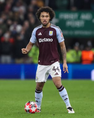 Aston Villa takımından Boubacar Kamara, UEFA Şampiyonlar Ligi Maç Maçı 'nda 8 Aston Villa Celtic' e karşı Villa Park, Birmingham, Birleşik Krallık 'ta 29 Ocak 2025' te top ile hareket halinde.