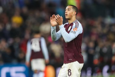 Aston Villa 'dan Youri Tielemans, UEFA Şampiyonlar Ligi Maçı' nın 8. gününde Villa Celtic 'e karşı Villa Park, Birmingham, Birleşik Krallık, 29 Ocak 2025' te taraftarları alkışlıyor.